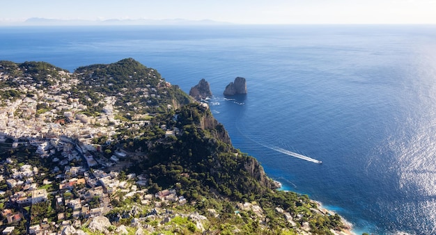 Ciudad turística en la isla de Capri en la bahía de Nápoles Italia Cielo azul soleado