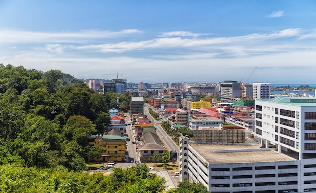 Ciudad turística moderna que bordea la selva.