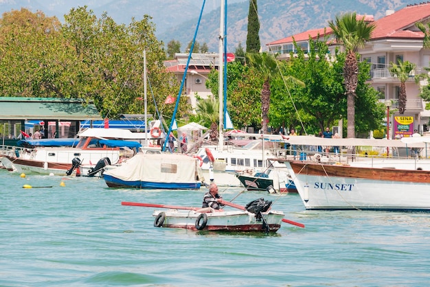 Ciudad turística con muelle en el fondo de las montañas