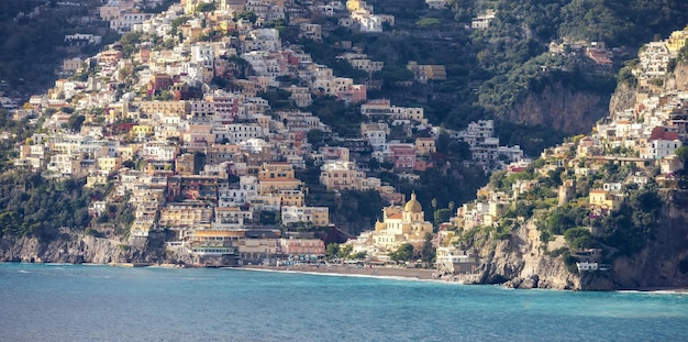 Ciudad turística Positano en acantilados rocosos y paisaje de montaña junto al mar Costa de Amalfi Italia