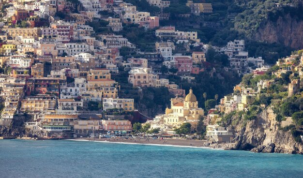 Ciudad turística Positano en acantilados rocosos y paisaje de montaña junto al mar Costa de Amalfi Italia