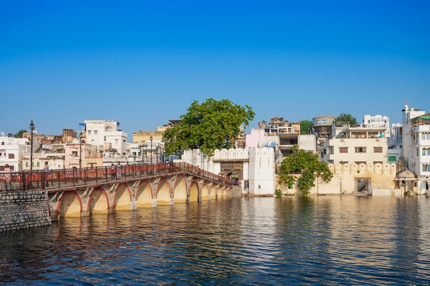 Ciudad de Udaipur en paisaje de India