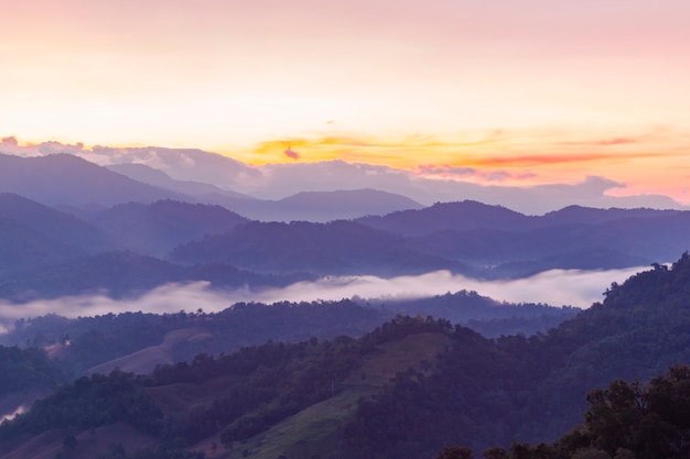 Ciudad de Umphang en la mañana, provincia de Tak, Tailandia