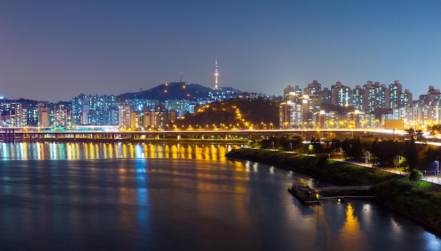 Ciudad urbana de Seul en la noche