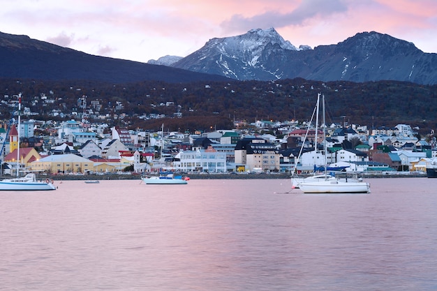 Foto ciudad de ushuaia al atardecer.