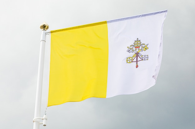 Ciudad del Vaticano bandera ondeando en el viento