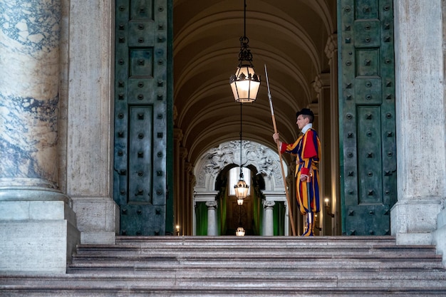 CIUDAD DEL VATICANO, ITALIA - 8 DE JUNIO DE 2018: Miembro de la Guardia Suiza Pontificia, Vaticano. Roma