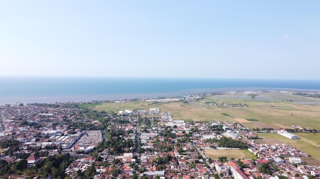 Una ciudad se ve desde el aire.