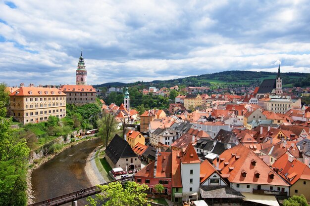 Foto ciudad vieja con el castillo estatal y la curva del río vltava en cesky krumlov en la república checa.