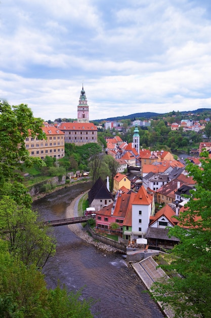 Ciudad vieja con el Castillo Estatal y la curva del río Vltava en Cesky Krumlov en República Checa.