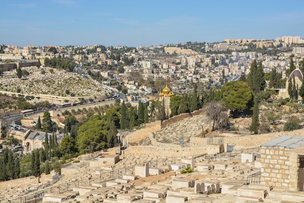 Ciudad Vieja de Jerusalén con el Monte de los Olivos