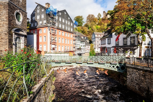 Ciudad vieja de Monschau con casas de entramado de madera y río Alemania