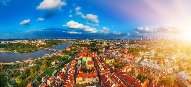 Ciudad vieja en panorama de Varsovia