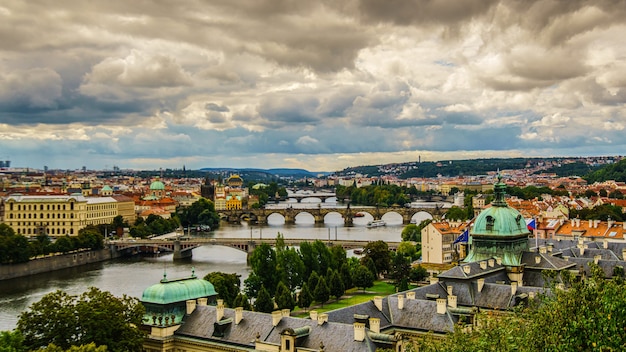 Ciudad vieja de Praga. República Checa sobre el río Vltava con la catedral de San Vito en el horizonte.Vista panorámica del paisaje de Praha.