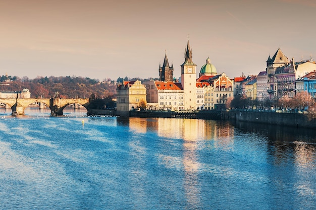 Ciudad vieja y el puente de Carlos en Praga, República Checa