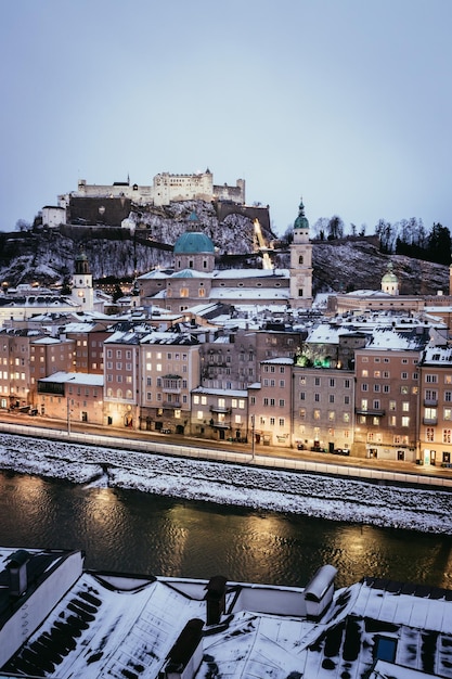 Ciudad vieja de Salzburgo en Navidad nevada en la noche Austria