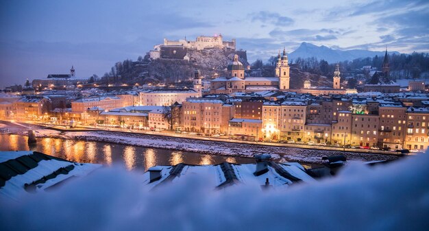 Ciudad vieja de Salzburgo en Navidad nevada en la noche Austria