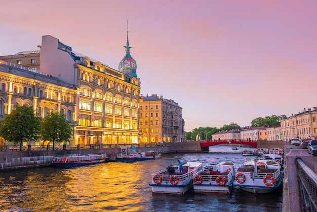 Ciudad vieja de San Petersburgo al atardecer en Rusia