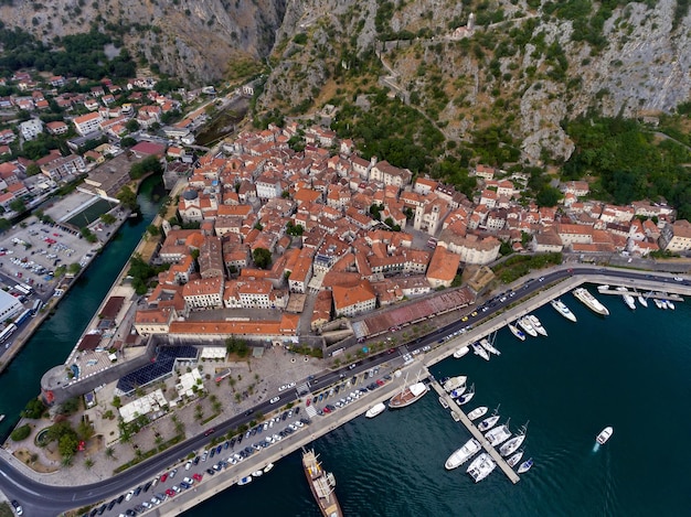 Ciudad vieja en vista aérea de la bahía de Kotor