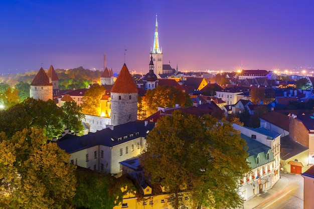 Ciudad vieja de la vista aérea en la noche Tallin Estonia