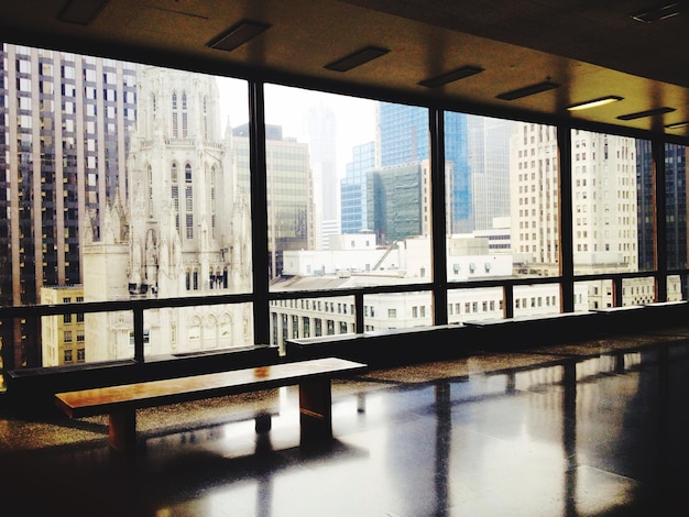 Foto la ciudad vista a través de una ventana de vidrio