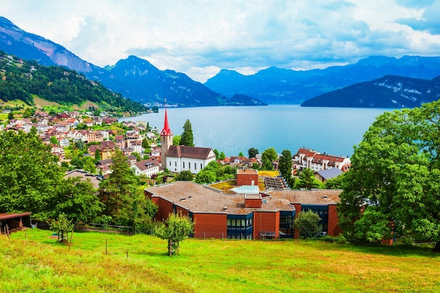 Ciudad de Weggis en el lago de Lucerna