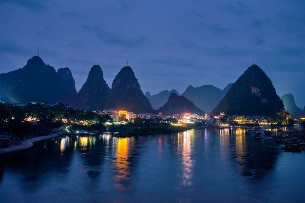 Ciudad de Yangshuo iluminada por la noche, China