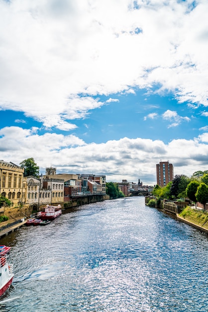 Foto la ciudad de york con el río ouse en york, reino unido.