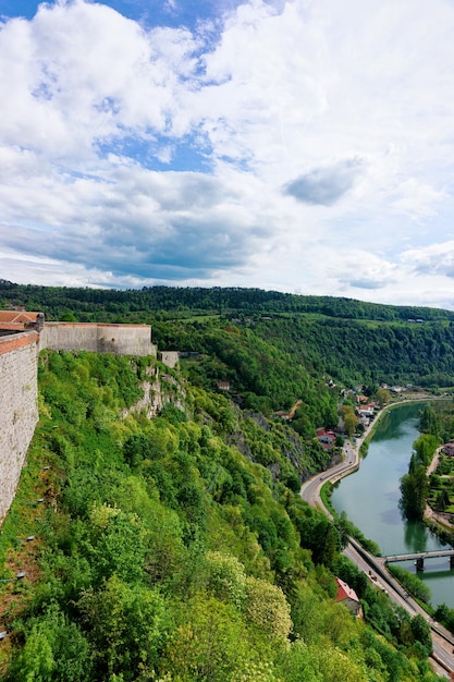 Ciudadela de Besançon y río Doubs de Borgoña Franche-Comte, región de Francia. Castillo francés y fortaleza de piedra medieval en Borgoña. Arquitectura y paisaje de la fortaleza. vista desde la torre