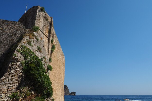 Ciudadela Budva Ciudad vieja en un día soleado Montenegro paredes de piedra cielo azul fortificaciones de Budva son