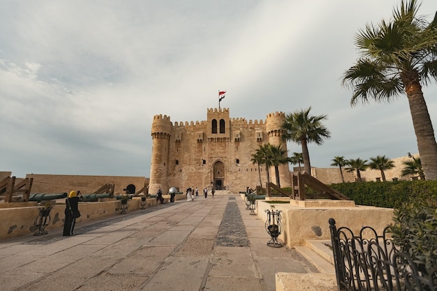 Ciudadela de Qaitbay construyendo una antigua fortaleza en la costa del mar Mediterráneo en Alejandría Egipto