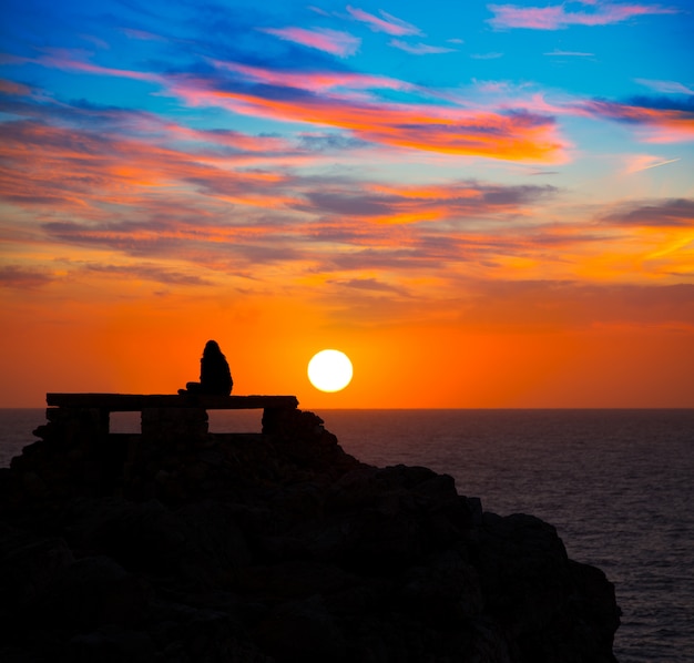 Foto ciutadella menorca bei sonnenuntergang punta nati mit mädchen