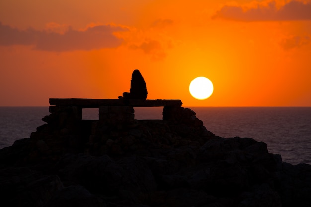 Ciutadella Menorca en Punta Nati atardecer con niña