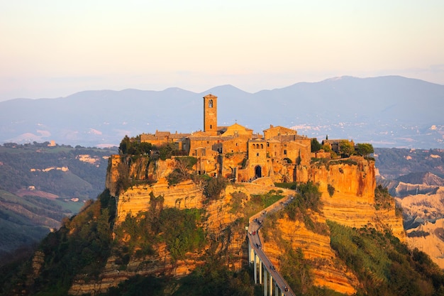 Civita di Bagnoregio ponto de referência vista panorâmica aérea do pôr-do-sol Itália