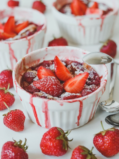 Clafoutis caseiros com morangos uma tradicional torta de frutas doce francesa de verão