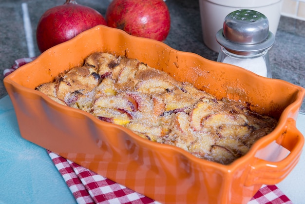 Clafoutis com pêssegos em um prato de laranja