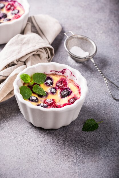 Foto clafoutis de sobremesa de frutas doces francesas tradicionais