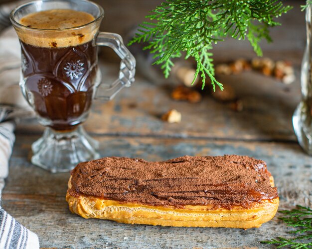 Éclair de chocolate delicioso na mesa