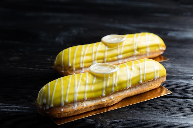 Éclair de sobremesa tradicional francesa. No fundo escuro