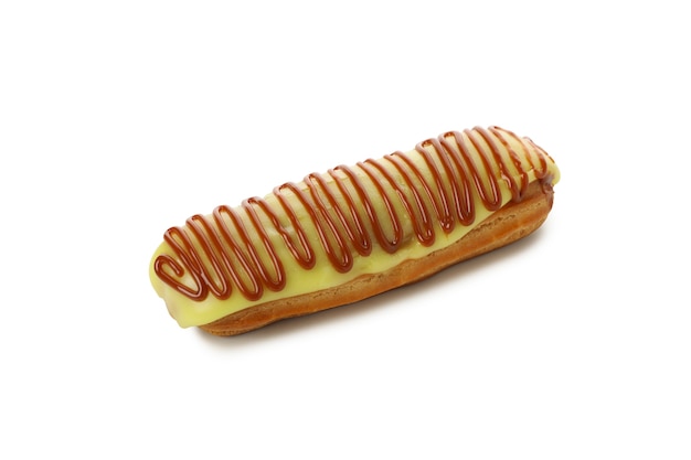 Éclair delicioso com creme isolado no branco