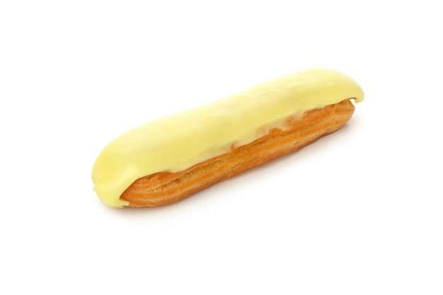 Éclair delicioso com creme isolado no branco