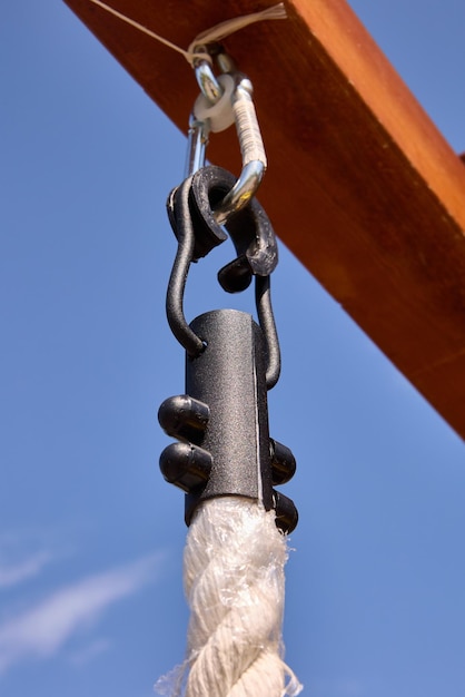 Clamp en la cuerda de escalada colgada del patio de recreo al aire libre