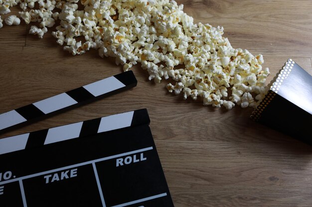 Clapper de película con una caja de palomitas de maíz.