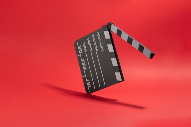 Clapperboard oder Clap Board oder Filmschiefer Videoproduktion Filmkinoindustrie auf rotem Hintergrund