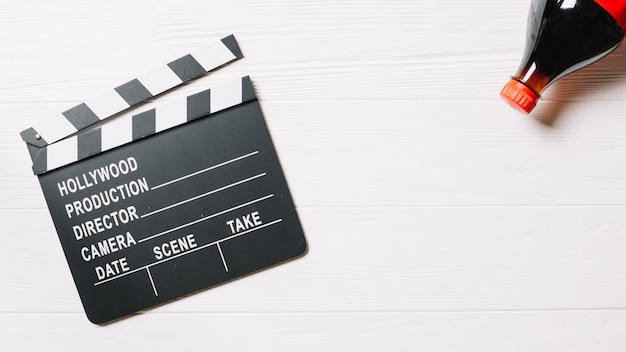 Foto clapperboard und cola-flasche