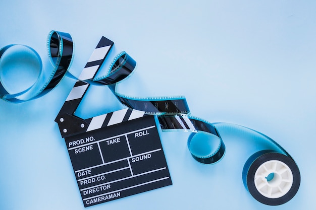 Foto claquete com película de filme em azul