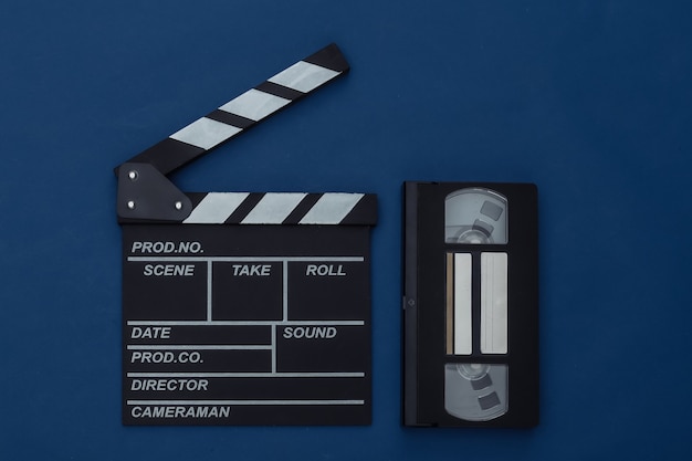 Claquete de filme com videocassete em fundo azul clássico. Cinema, Produção de cinema, Indústria do entretenimento. Cor 2020. Vista superior