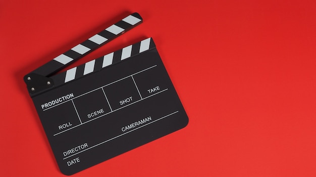 Claquete ou claquete ou filme ardósia. É usado na produção de vídeo, cinema, indústria do cinema em fundo vermelho.