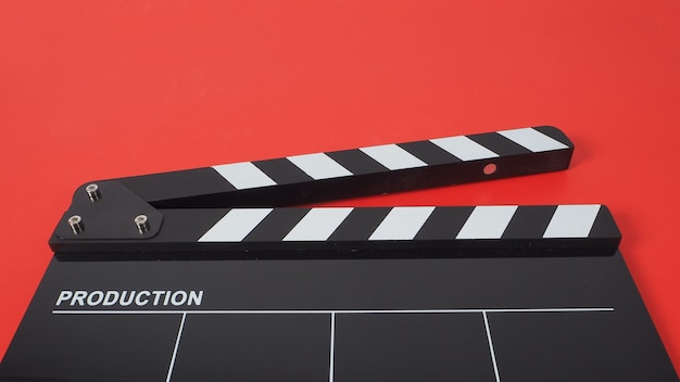 Claquete ou filme preto sobre fundo vermelho. É usado na produção de vídeo e na indústria cinematográfica