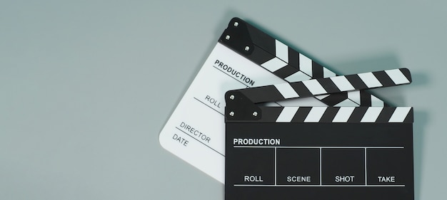 Claquete preto e branco ou claquete ou filme ardósia uso na produção de vídeo, cinema, indústria do cinema em fundo cinza.